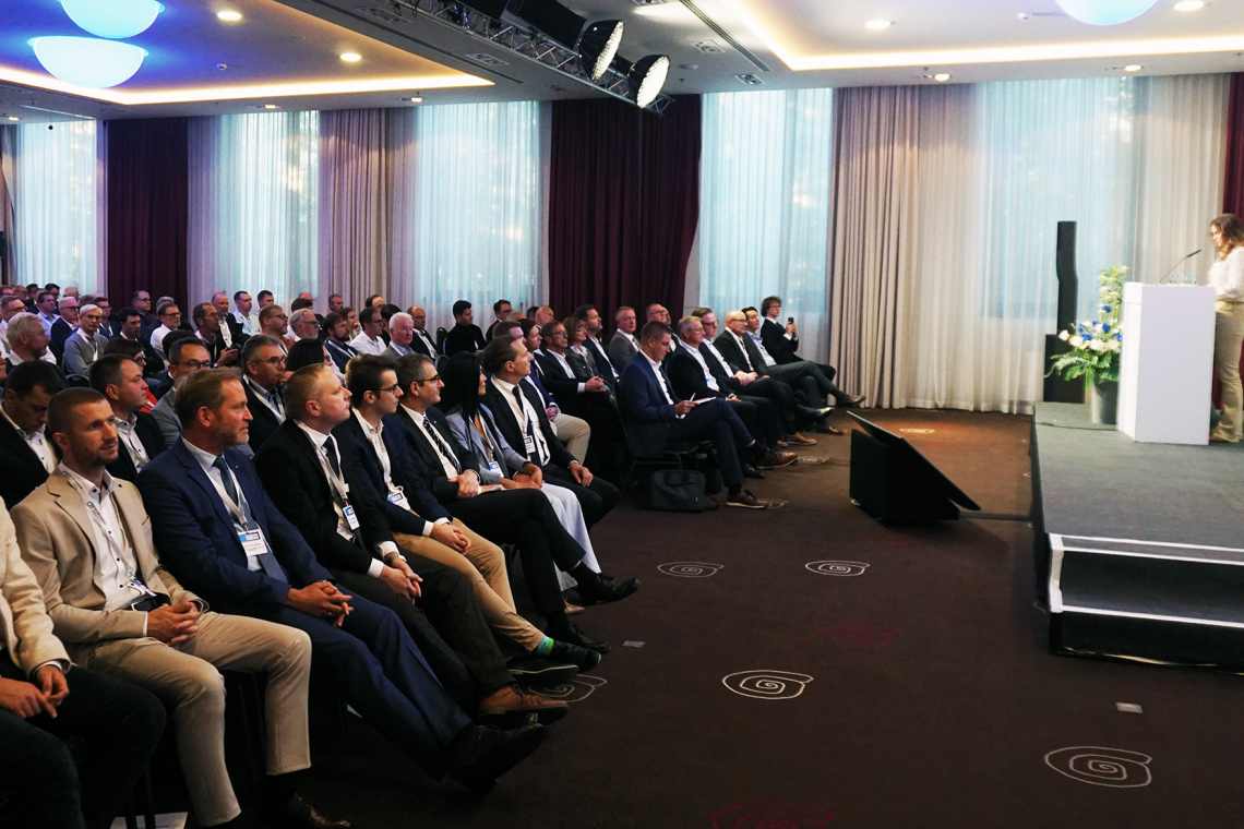 Vor vollen Sitzreihen hielt die Parlamentarierin Vanessa Zobel von der CDU die erste Keynote, dann folgte der Transformationspsychologe Dr. Carl Naughton (Foto: Robert Piterek)