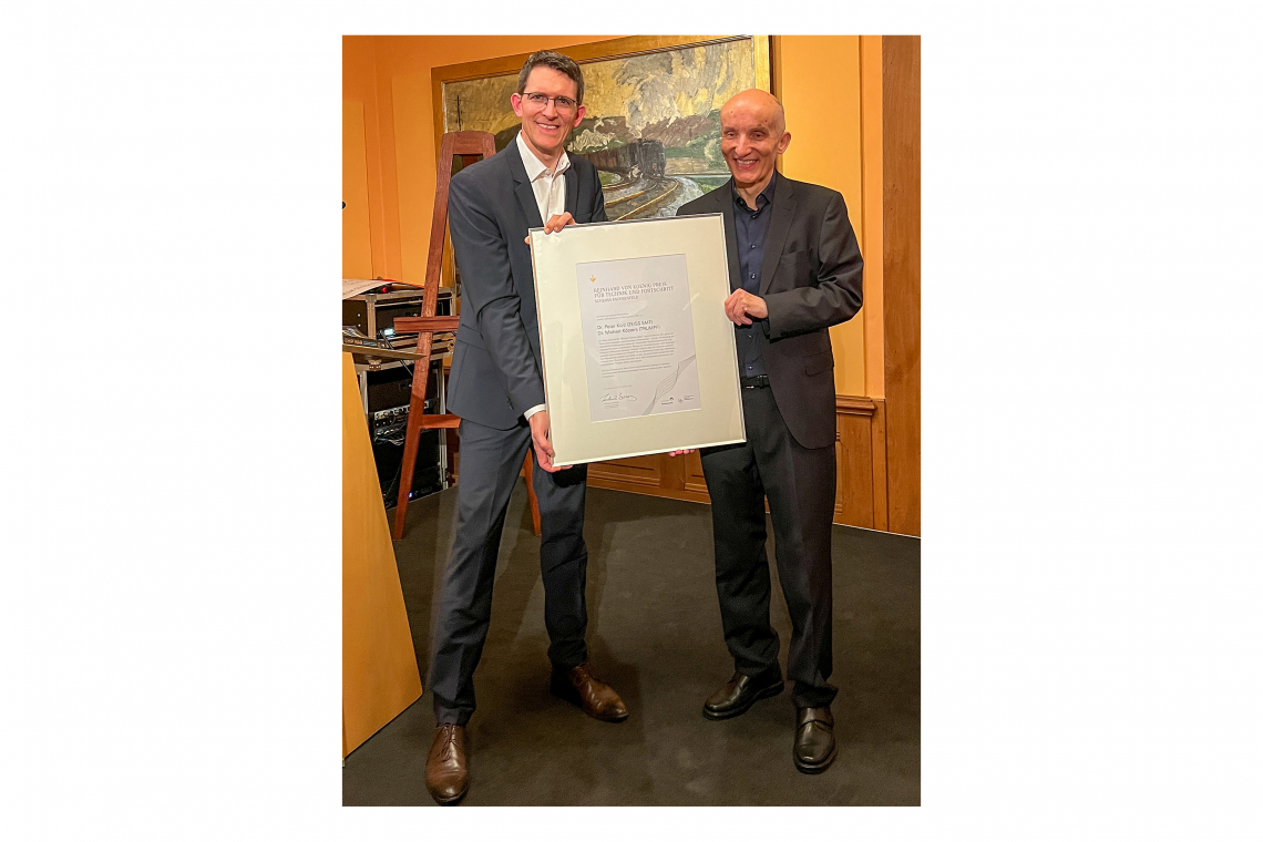 Dr. Michael Kösters (li.) und Dr. Peter Kürz (re.) präsentieren die für die Entwicklung der High-NA-EUV-Lithografie erhaltene Auszeichnung (Bild: Zeiss)