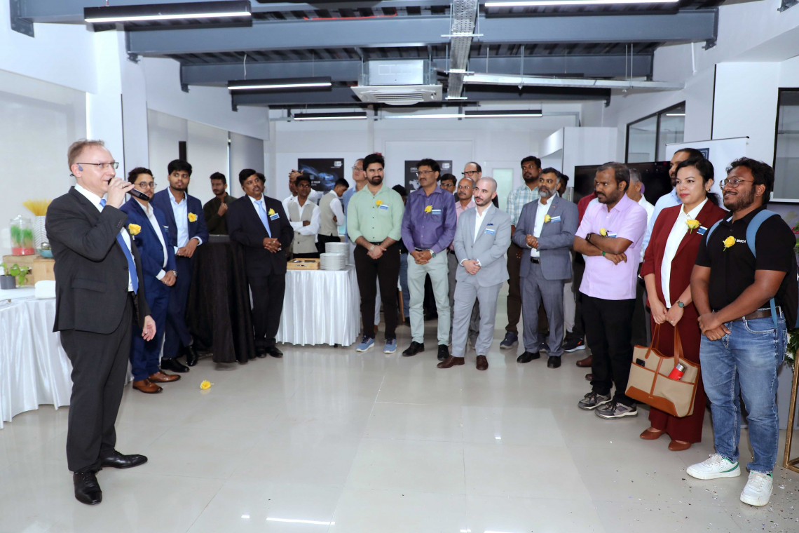 Begrüßung im neuen Applikationscenter von Rehm India - (Bild: Rehm Thermal Systems)