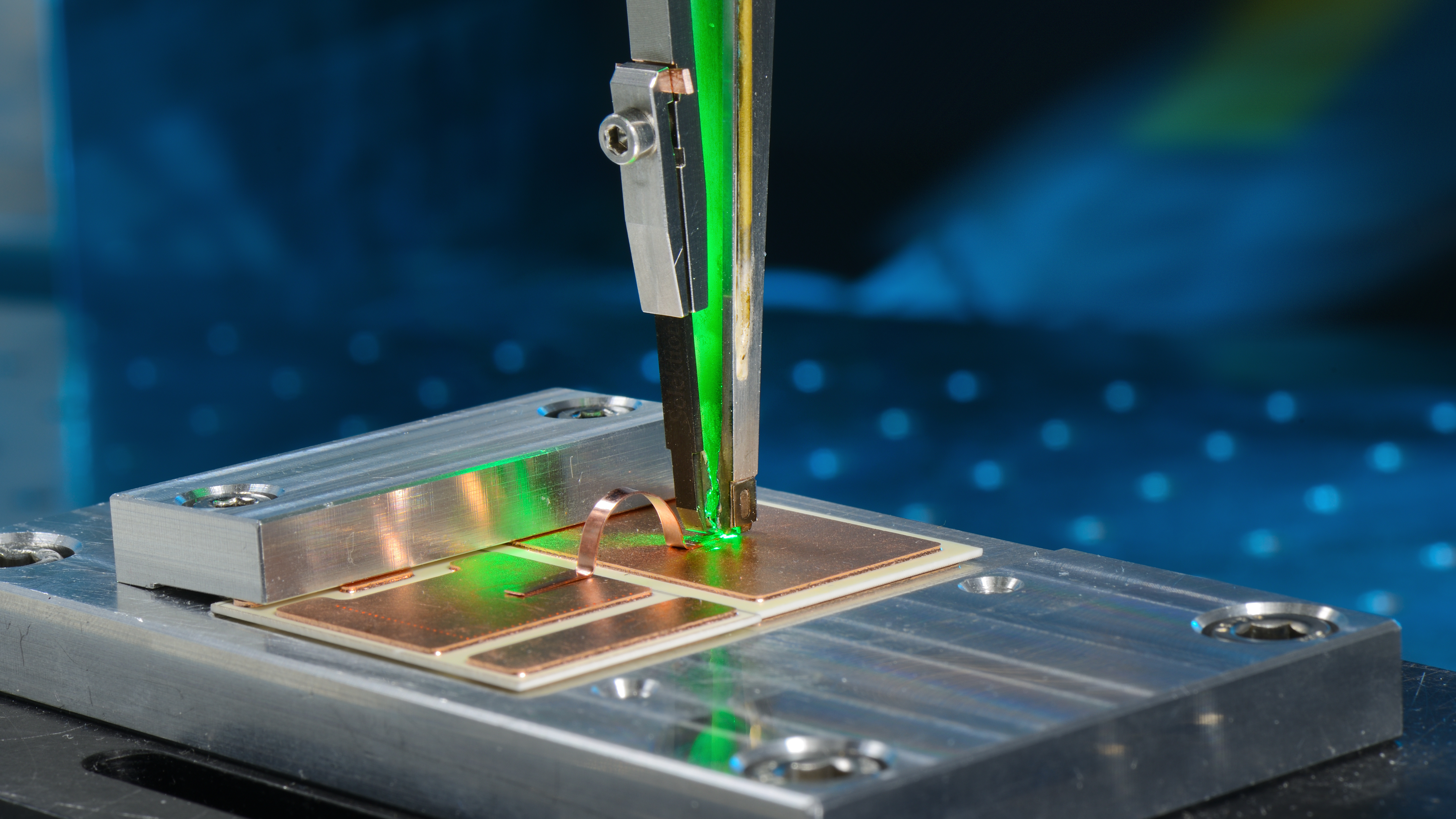 Nachhaltigere Fertigung von E-Autos mit Laser grüner Wellenlänge