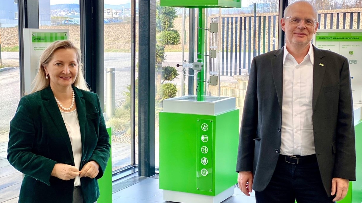 Umwelttechnikspezialist Rabmer unterstützt E+E Elektronik bei der Einsparung von über 300 Tonnen CO2 pro Jahr