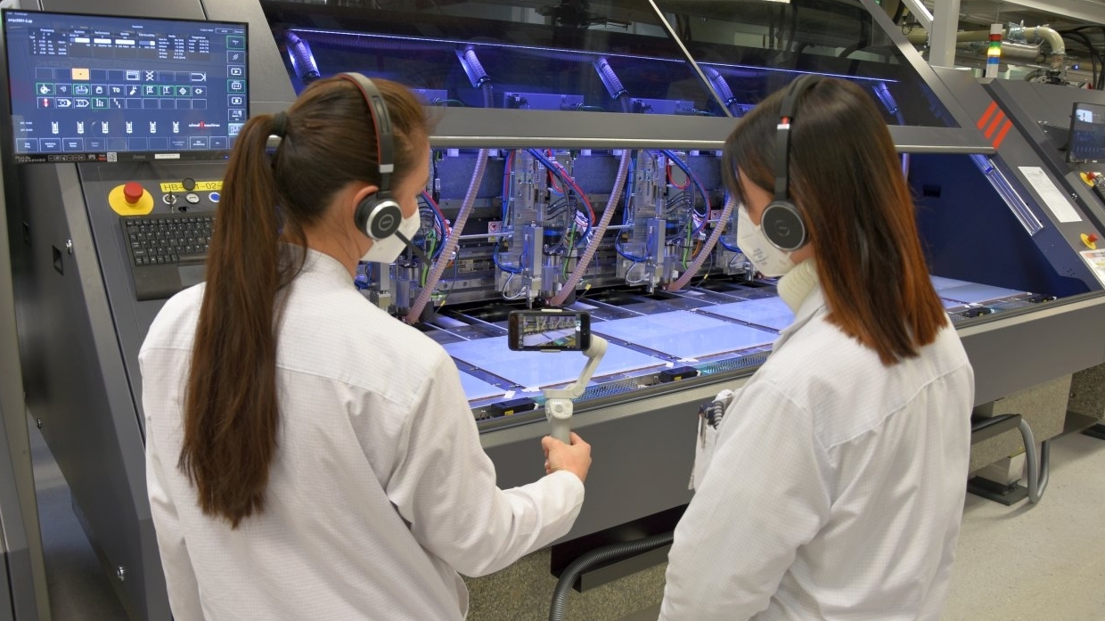 Mit Helmkamera durch die Produktionshalle