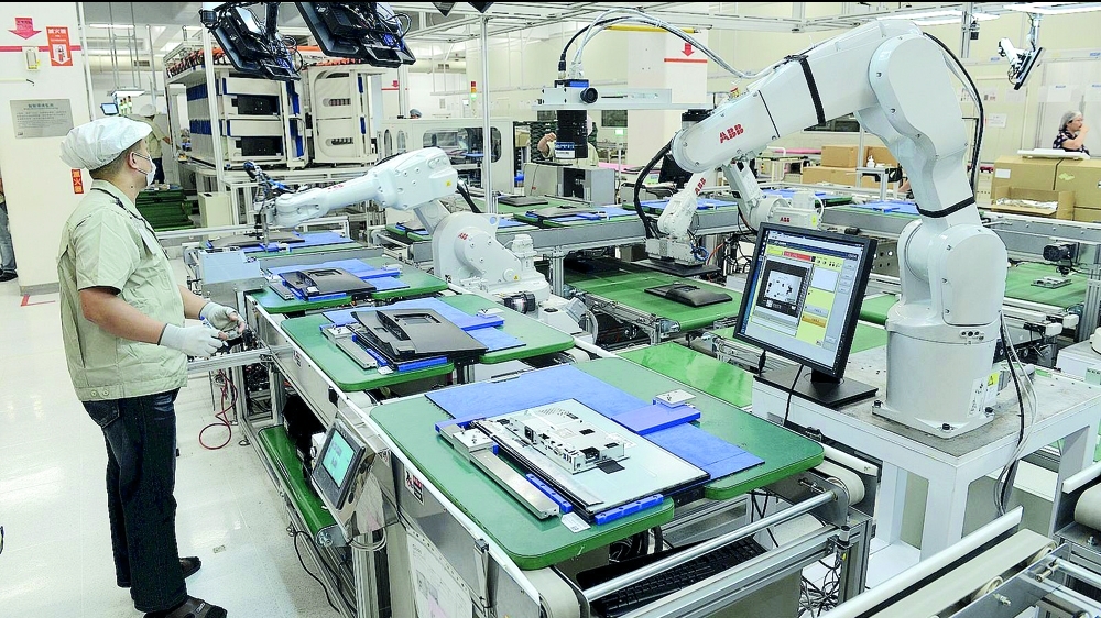 Mehr Roboter in die Elektronikfertigung