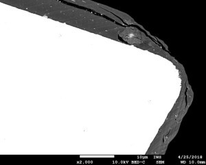 Abb. 14: Beschichtete Kante mit einem Ausgangsradius von 15 µm, beschichtet mit einer AlCrSiN-Monolage bei einem Stickstoffdruck von 5 Pa und einer Biasspannung von –500 V