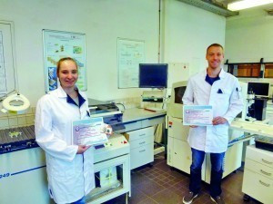 Im Elektronik-Technologie-Labor der HTW Carolin Henning und Philipp Zink mit ihren Urkunden Excellent PosterAward und Best Paper Award des IEEE for Young Scientists von der ISSE 2020