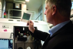 Abb. 2: Prof. Dr. Heinz P. Huber forscht am Laserlabor der Hochschule München zu Verfahren, die bei der Herstellung von Dünnschichtsolarzellen mit dem Pikosekundenlaser zwanzig tausend Tonnen CO2 pro Jahr sparen