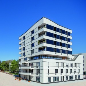 Abb. 5: Dünnschichtsolarzellen in der Architektur: Das für seinen Energiestandard preisgekrönte gesellschaftliche Wohnprojekt von FUNKWA 10 Architekten in der Fritz-Winter-Strasse 3+7 in Nordschwabing setzt Dünnschichtzellen straßenseitig als Elemente der Fassadengestaltung ein