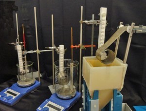 Abb. 2: Evolution der Versuchsanordnungen an der Hochschule Aalen, links: Stahlzylinder mit Durchmesser d = 22 mm, Mitte: Titanzylinder mit d = 68 mm im Batchbetrieb, rechts: Titanzylinder mit d = 68 mm bei kontinuierlicher Folienherstellung