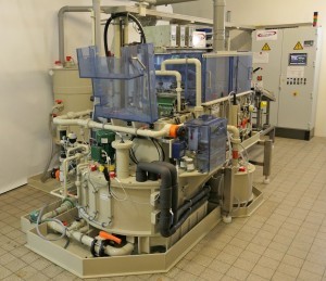 Abb. 3: Foto der weltweit ersten Technikumsanlage zur Kompositgalvanoformung im Galvanotechniklabor der Hochschule Aalen