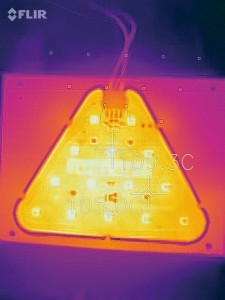 Abb. 10: Die IR-Aufnahme der neuentwickelten Metallkernleiterplatte mit einer 2-stufigen Eloxalschicht als Dielektrikum zeigt eine wesentlich verbesserte Verteilung und Ableitung der an den LEDs erzeugten Wärme