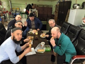 Kollegiales Miteinander: gemeinsames Mittagessen bei Kyrgyz Zerger, die Kost ist landestypisch