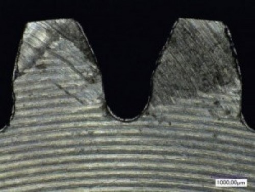 Abb. 2: Aufnahme eines mit einer Entgratscheibe bearbeiteten Zahnrads. Deutlich erkennbar sind neben der „verschnittenen“ Oberfläche die Restgrate an den Zahnstirnkanten