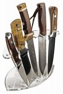 Messer mit Klingen aus verschiedenen Stählen. In der Mitte die Damaszenerklinge, links und rechts herkömmliche Klingen 