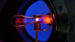 Heated Sample Droplet in Electromagnetic Levitator – Foto: DLR