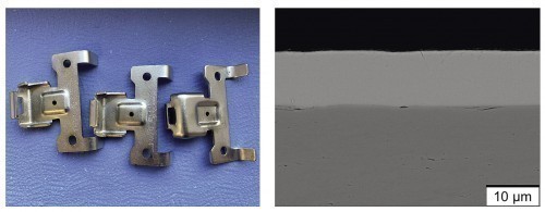 Abb. 10: Im Technikumsmaßstab abgeschiedene Zn-Fe-Mo-Schicht; Makroaufnahme von beschichteten Musterbauteilen (Links), REM-Aufnahme (RE-Bild) der Schichtmikrostruktur am Querschliff