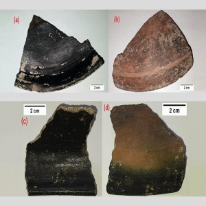 Keramik aus Keeladi, Tamil Nadu: (a, c) innerer Teil mit glänzender, schwarzer Beschichtung; (b, d) äußerer Teil der Keramik-Fragmente 
