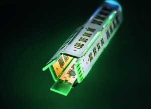 In die 4-lagige HSMtec-Leiterplatte sind acht Kupferpro-file für eine komplette mechanische und elektrische Ver-bindungstechnik integriert (u.)