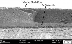 Abb. 4: REM-Bild einer Zugversuchsprobe. Die Bruchstelle zeigt eine duktile Bruchcharakteristik mit Waben