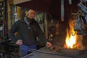 Die Esse wird traditionell mit Holzkohle befeuert