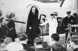 Abb. 1: Der britische Premierminister Chamberlain kehrt 1938 aus München nach London zurück