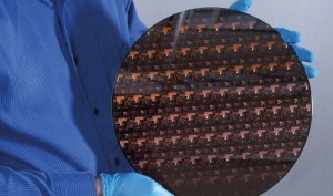 Abb. 5: Ein IBM-Mitarbeiter hält einen Wafer mit den 2nm-Chips