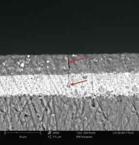 Abb. 3: Rissbildung in der Beschichtung im Querschnitt per REM (2450-fache Vergrößerung) 
