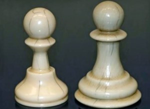 Abb. 10: 3D-gedruckte Schachfiguren, die (rechts) die charakteristischen Schreger-Linien von echtem Elfenbein zeigen