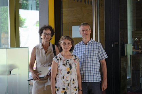  Ulrike Israel, Francia Maliha und Thomas Ulrich führten die Installation der Galvanikbecken durch. Ulrich und Maliha sind an der Pforzheimer Goldschmiedeschule mit Uhrmacherschule. Ulrich als Abteilungsleiter und Leiter der Galvanotechnik, Maliha leitet das Galvaniklabor