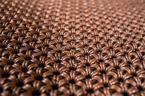 Der wertvolle „Copper Rug“ besteht aus Tausenden von verknüpften Kupferringen. Bei der manuellen Herstellung lief das Material dunkel an und benötigte einen aufwendigen Reinigungsprozess 