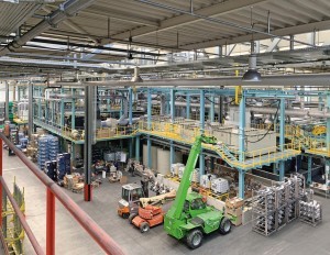 Die neue Anlage wurde bei der Holder GmbH an eine bestehende angebaut. Nach nur vier Monaten konnte die Oberflächenbehandlung anlaufen 