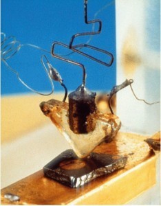 Abb. 6: Erster Transistor 1947 (Bell Labs) 