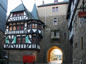 Auch ohne Firmenbesichtigung ist Solingen eine Reise wert: Hier der Torbereich von Schloss Burg an der Wupper