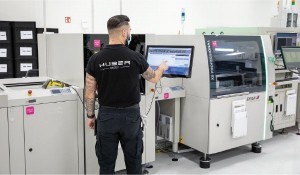 Teilansicht einer SMT-Linie bei der Huber Automotive AG mit EKRA Drucker und Bediener