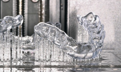 3D-gedruckte Zahnschienen: Medizinprodukte lassen sich dank Additiver Fertigung individuell an den Körper des Patienten anpassen und trotzdem kostengünstig herstellen