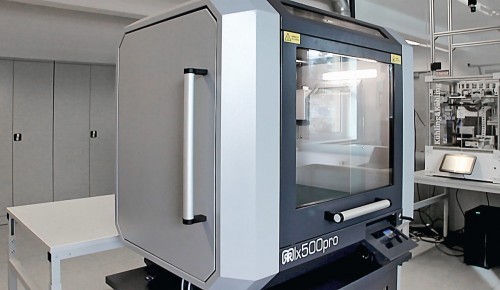Professionelle 3D-Druck-Anlage: Im Forschungsprojekt nutzt das IPH den Industriedrucker X500PRO der German RepRap GmbH und stattet ihn mit Sensortechnik aus