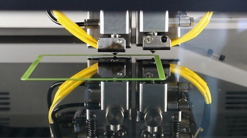 Qualitätsüberwachung: Die Wissenschaftlerinnen und Wissenschaftler werden Sensoren am Drucker anbringen, um Fehler zu erkennen wie etwa einen verstopften Druckkopf (Foto: Désirée Binder / IPH)
