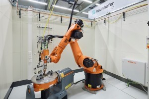 Chance für Mittelständler: Eine preisgünstigere Variante der ProLMD-Roboterzelle für die hybrid-additive Fertigung mittels Laserauftragschweißen, angepasst an die Bedürfnisse kleiner und mittlerer Unternehmen
