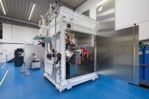 Anlage zum Laserauftragschweißen mit Roboterunterstützung und Schutzgaszelle für Luftfahrtanwendungen, beim ProLMD-Projektpartner KUKA in Würselen
