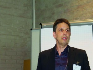 Martin Sachs, db electronic Daniel Böck GmbH, erörterte die möglichen Anlieferungsformen von Leiterplatten im Hinblick auf die Weiterverarbeitbarkeit