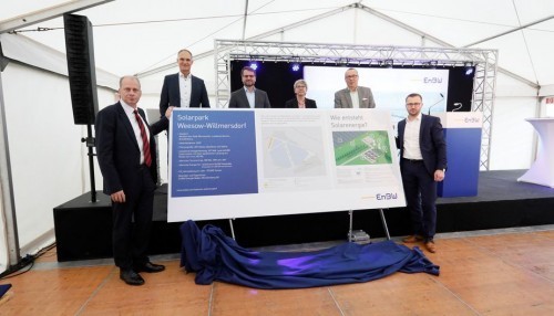 Offiziell eingeweiht: EnBW Solarpark Weesow-Willmersdorf ist mit 187 MW der Größte seiner Art in Deutschland. V.l.n.r. EnBW-Vorstandsmitglied Georg Stamatelopoulos, Thorsten Jörß, Leiter Projektentwicklung Photovoltaik bei EnBW, Andreas Feicht, Staatssekretär im Bundesministerium für Wirtschaft und Energie, Ministerialdirigentin des Landes Brandenburg Claudia Herok, Thomas Wenzel Vorstandsvorsitzender der Teilnehmergemeinschaft Weesow-Willmersdorf und Christian Mehnert, Geschäftsführer der Kreiswerke Barnim GmbH. (Quelle: EnBW/Fotograf: Paul Langrock)