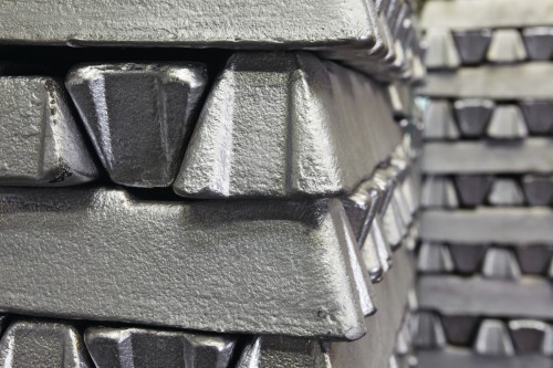 Das Problem beim Galvanisieren von Aluminium ist die kompakte Oxidschicht, die an der Oberfläche gebildet wird