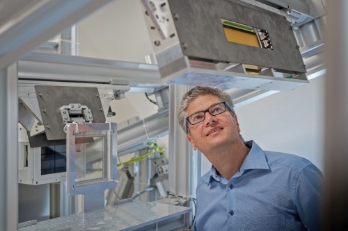 Abb. 2: PD Dr. med. Andreas Sauter bei der Auswertung von Röntgenaufnahmen im Institut für diagnostische und interventionelle Radiologie im Klinikum rechts der Isar der Technischen Universität München (Foto: Andreas Heddergott/TUM)