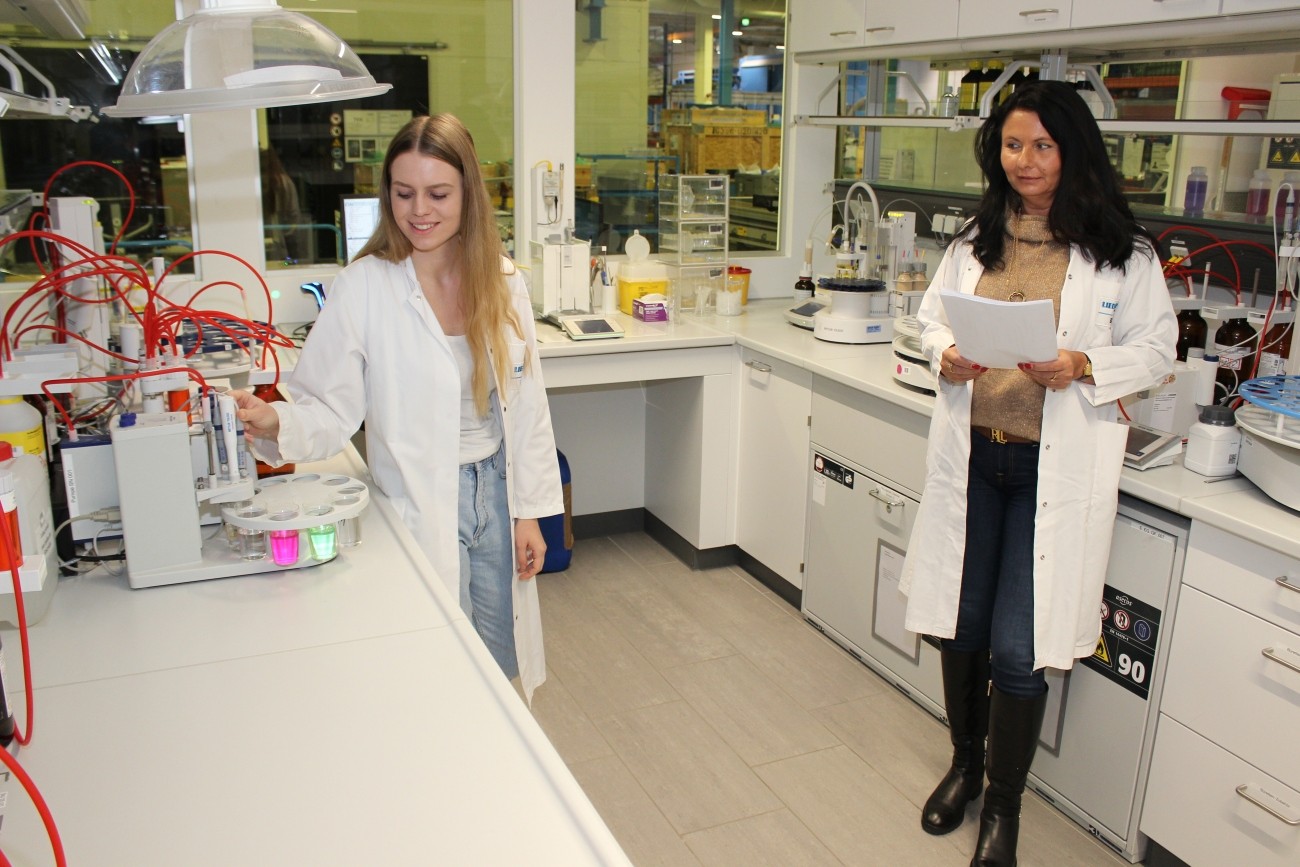 Laborleiterin Katharina Bizu (rechts) und eine Mitarbeiterin in ihrem bestens ausgestatteten 100-Quadratmeter-Reich  