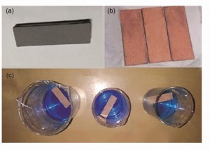 Metallisierungsverfahren: (a) ABS-Proben  für den Versuch nach Al-C-Emaille-Paste  Auftragung (b) stromlos verkupferte FDM-ABS-Teile und (c) Ansicht der Bäder    