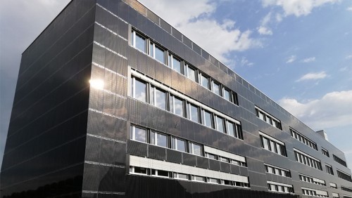 Diese Solarfassade am Gebäude K3 Handwerkcity in Wallisellen ist seit 2020 in Betrieb (Foto: die werke versorgung wallisellen ag)