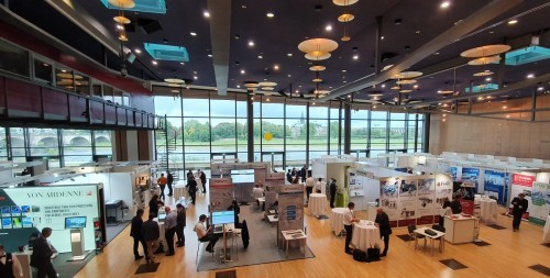 Industrieausstellung mit Elbblick. 68 Firmen, 5 Forschungsinstitute und 2 Vereine präsentierten sich hier