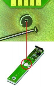 Der Sensorchip der neuen Kraftsensor-Plattform mit einer Größe von 0,5 mm x 0,5 mm im Vergleich mit einer Stecknadel