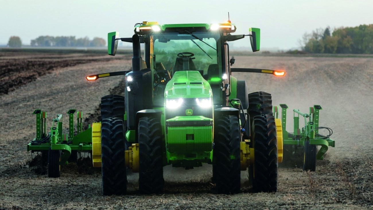 Abb. 2: Autonom arbeitender Traktor 8R, der über 325 Hektar Acker kontinuierlich in 24 h bearbeiten kann