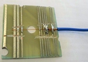Abb. 9: Auf Leiterplatte angelötetes Drahtsubstrat mit angelötetem Kabel zur Kontaktierung     