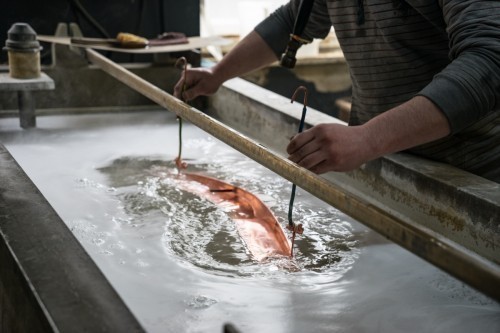 Galvaniken, die für den Automobilbau fertigen, sollten offen für Veränderungen sein, z. B. bei den Verfahren (Foto: Chromorange Budget - stock.adobe.com)